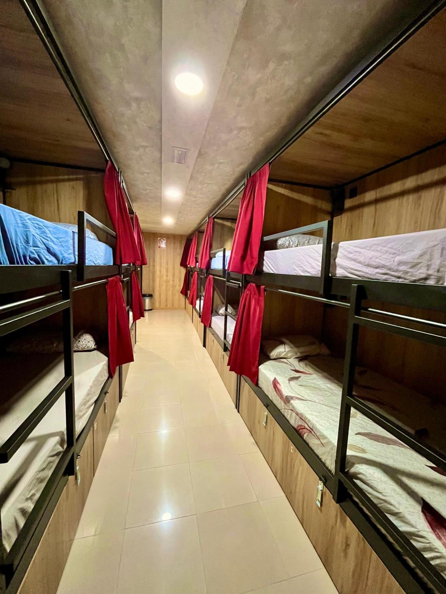 Velvet Hostel Мадрид Экстерьер фото