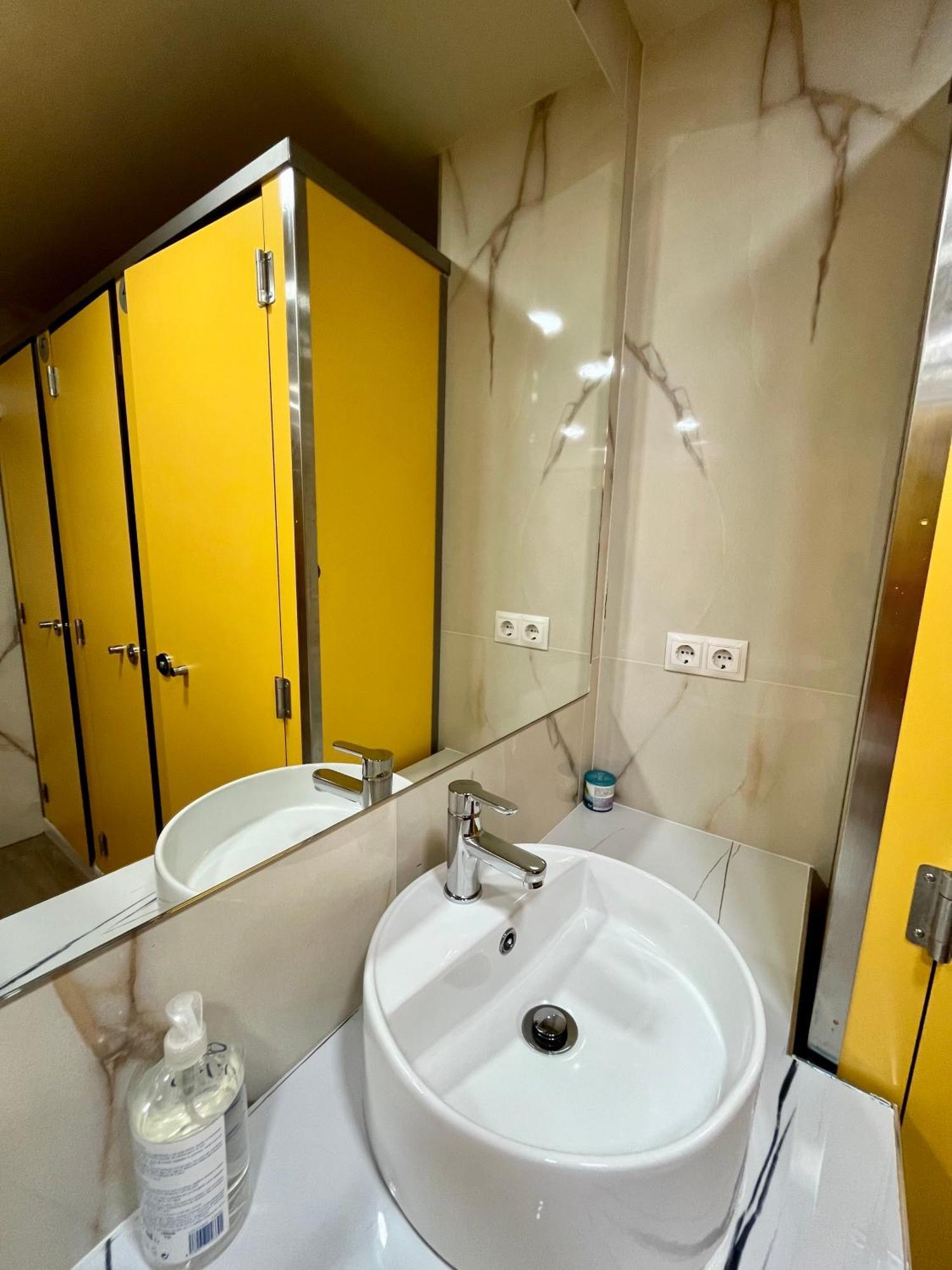 Velvet Hostel Мадрид Экстерьер фото